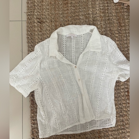 Cute white cover up top - Picture 1 of 6